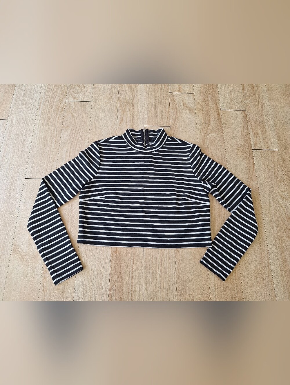Forever 21 Black and White Striped Cropped Long-Sleeve Top Size S
